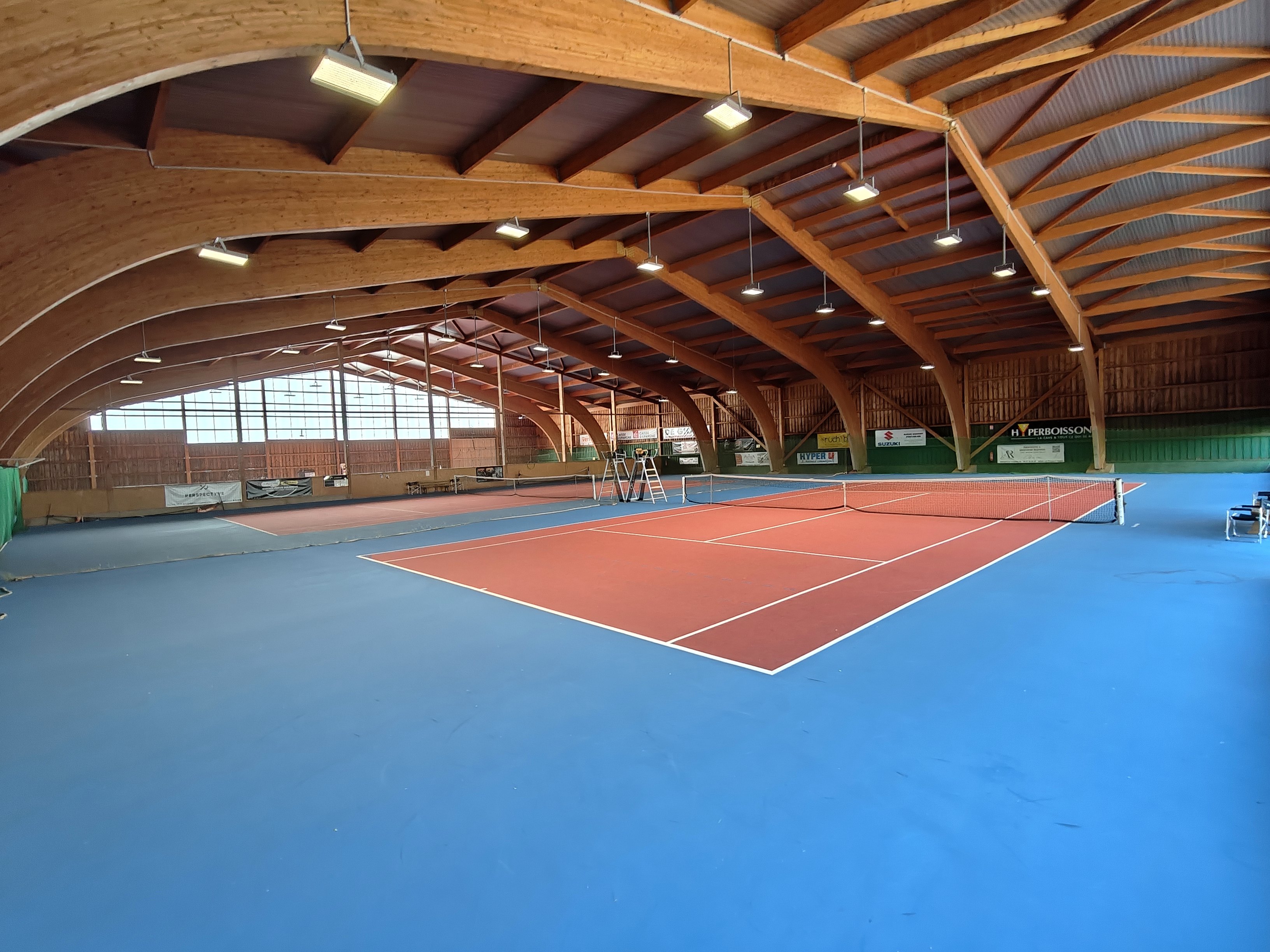 Les courts couverts sous la charpente bois