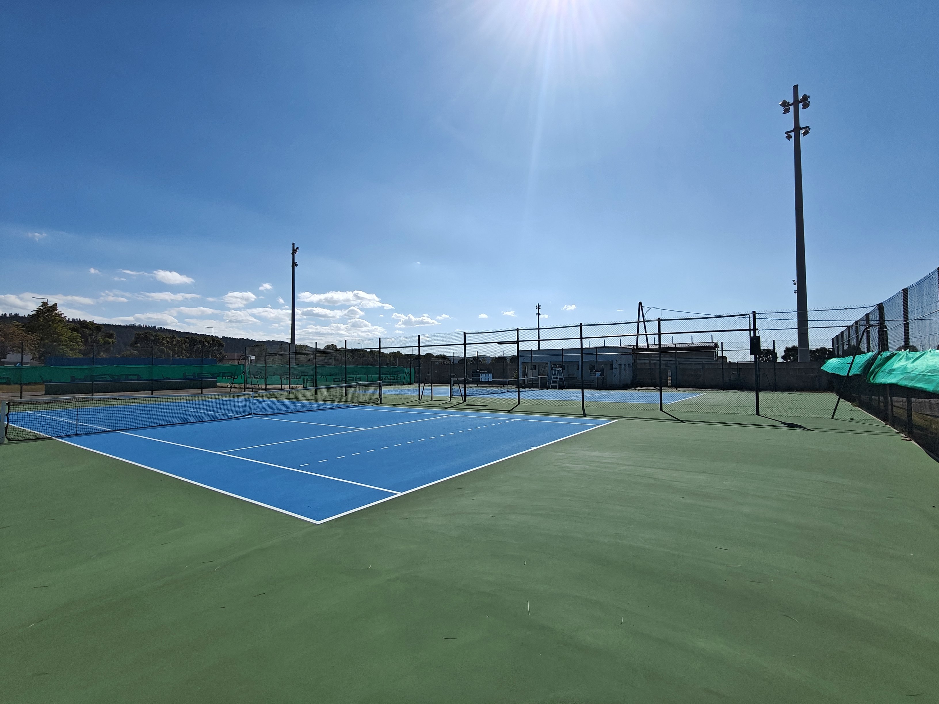 Les courts extérieurs du club au soleil