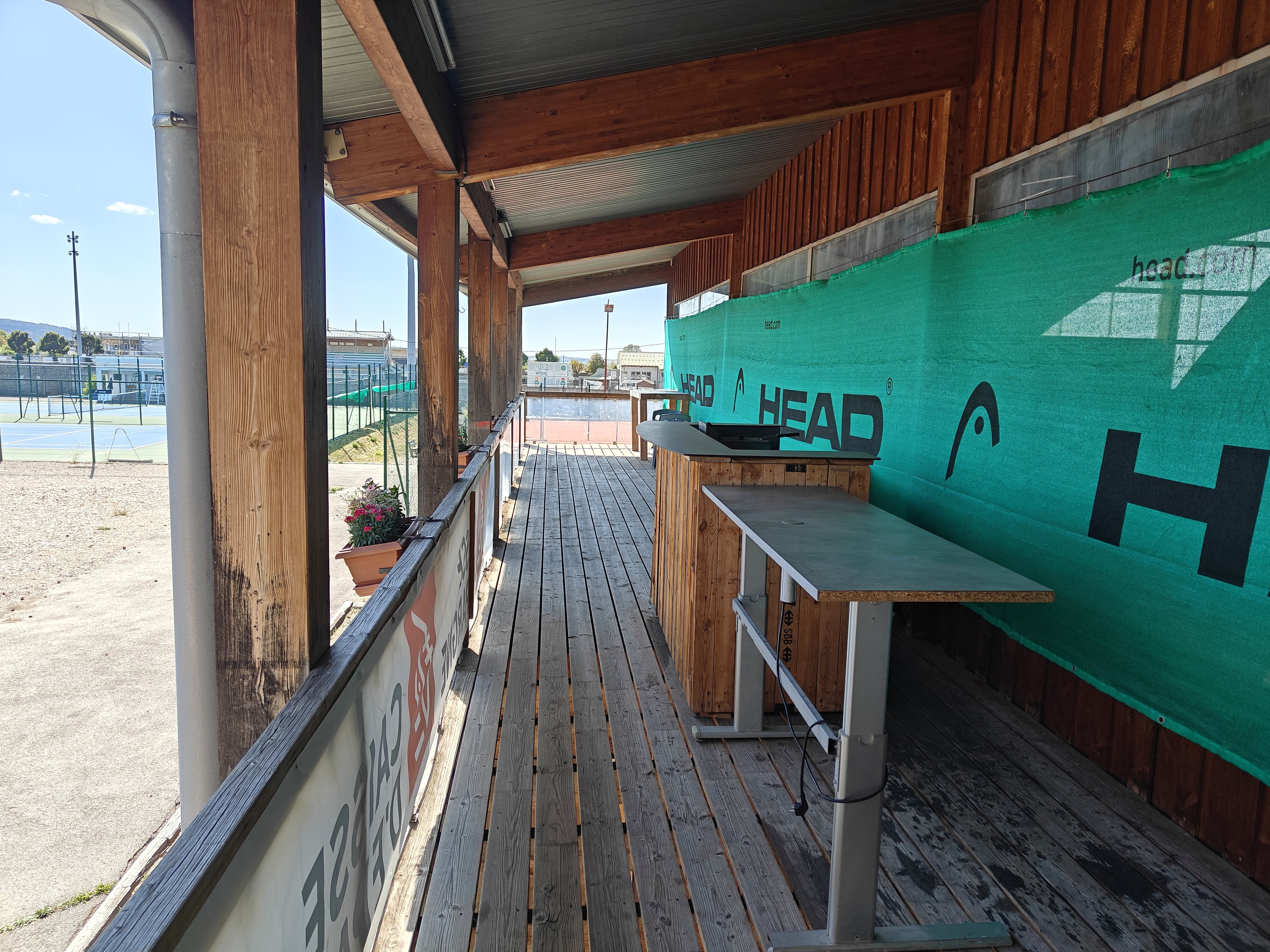 La terrasse couverte le long des courts